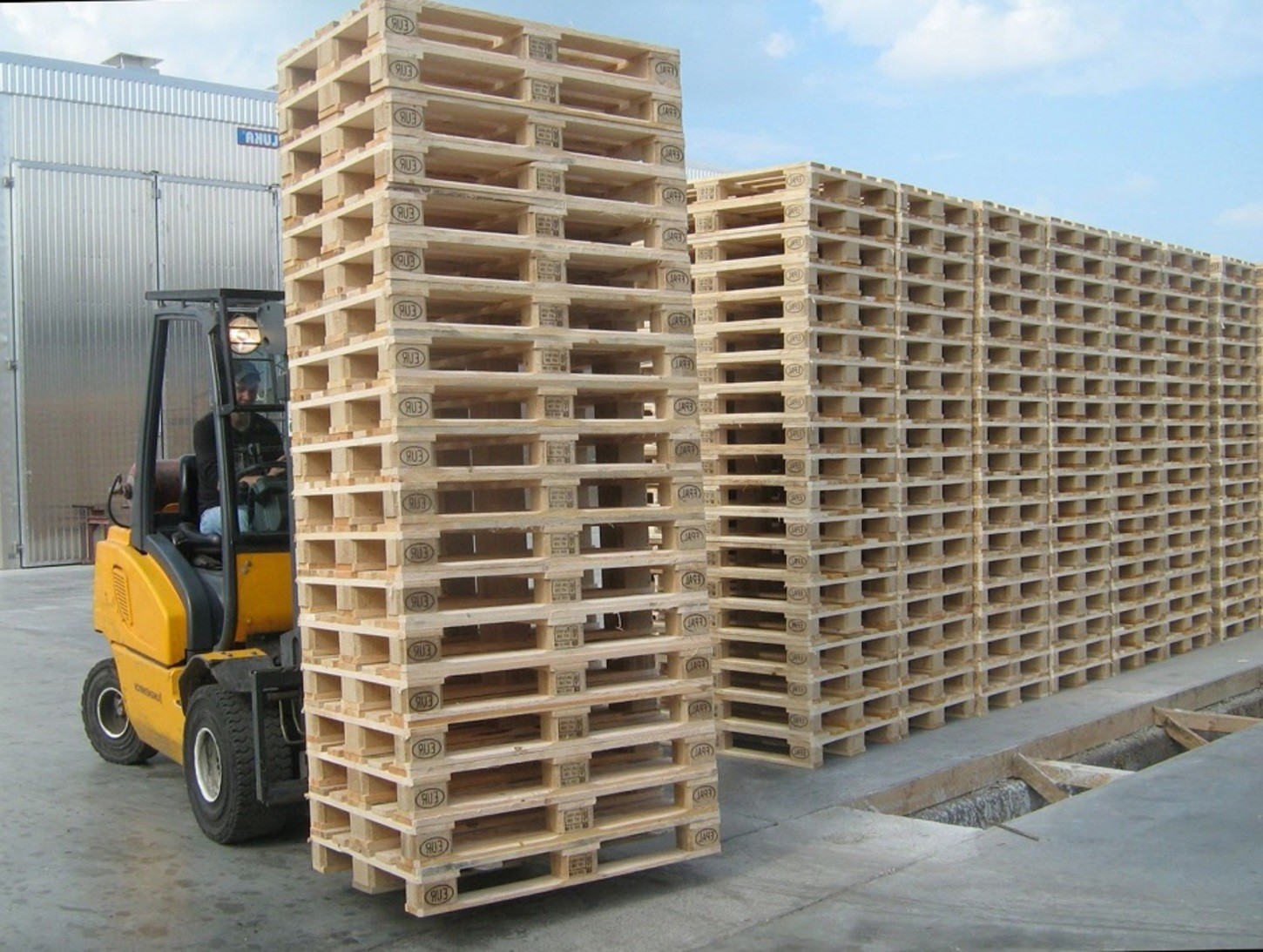 погрузка деревянных паллет